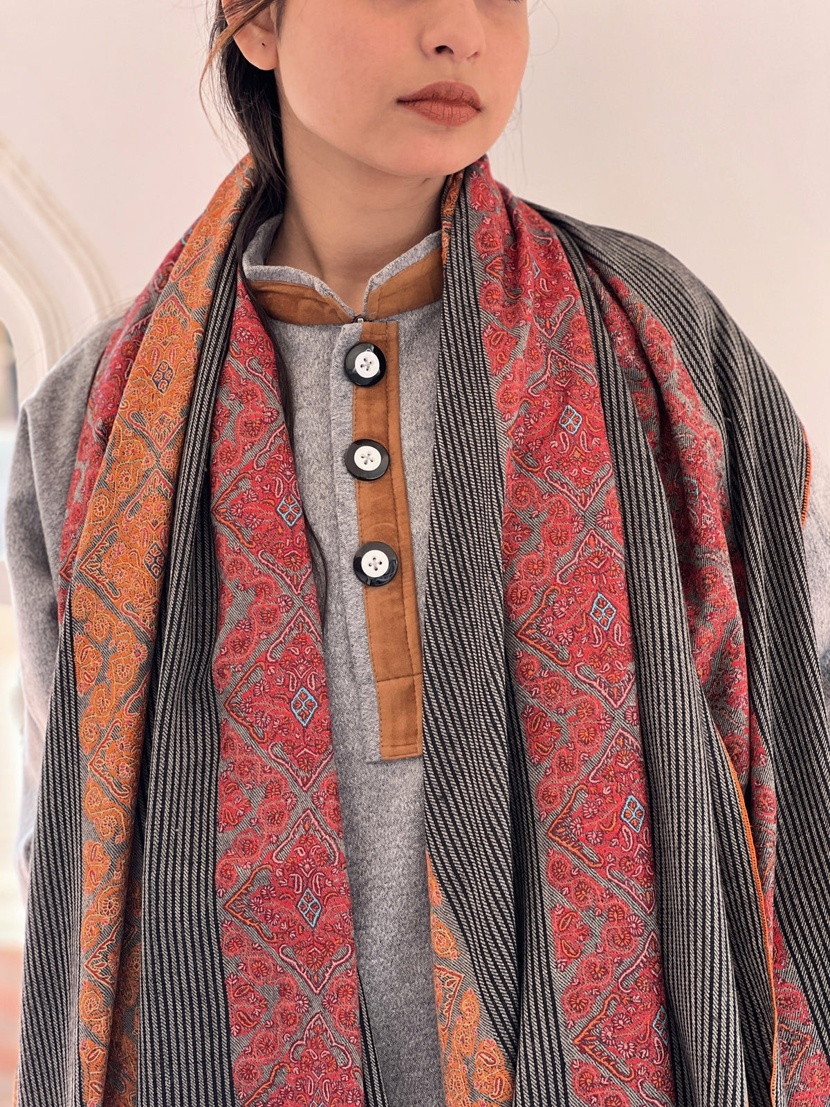Noir Khatraas Pashmina