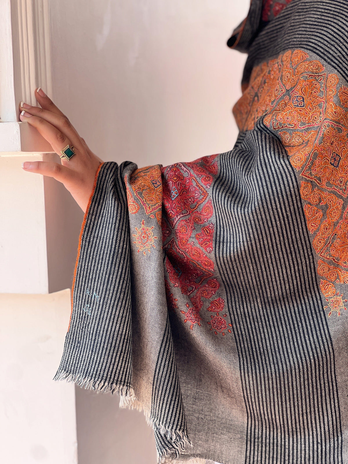 Noir Khatraas Pashmina